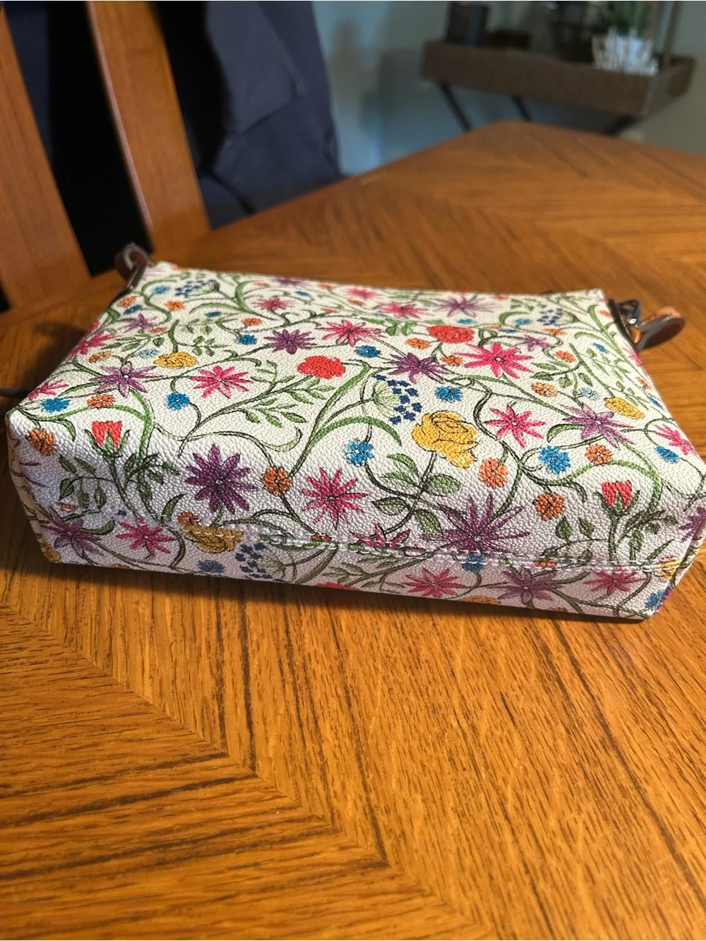 New D & B White Floral Crossbody with Brown Leather Strap & Matching Wristlet - Picture 9 of 15